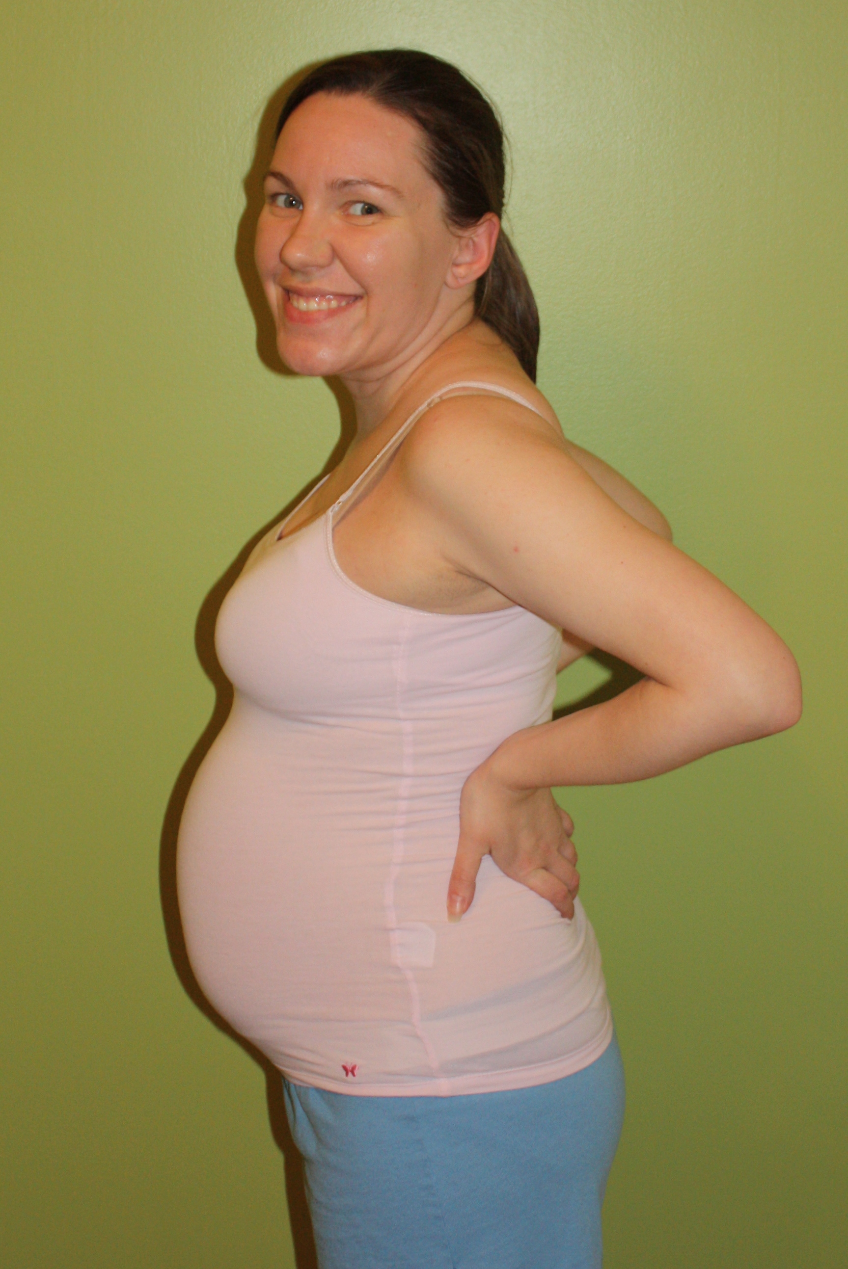 31 неделя 23. Живот на 26 неделе. Живот на 29 неделе беременности. Живот на 28 неделе беременности. Женщины с большими животами.